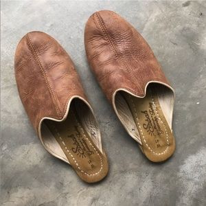 Sabah Babas brown leather slides